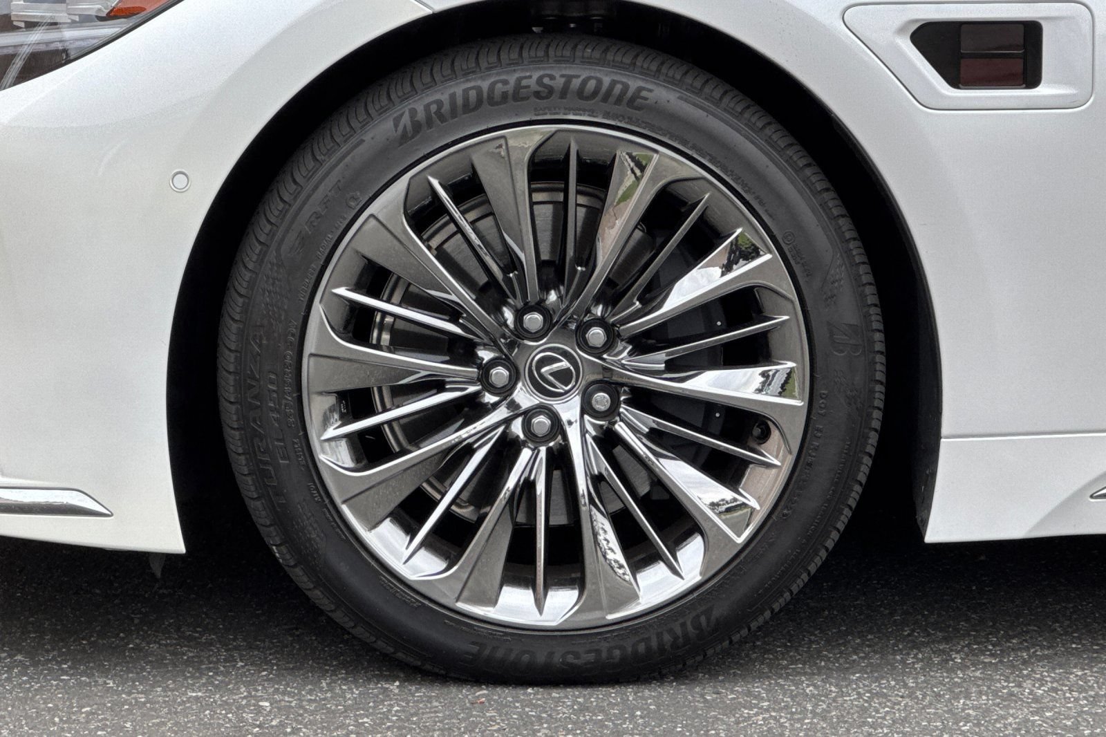 Certified 2023 Lexus LS 500h AWD w/ Luxury Package image 29