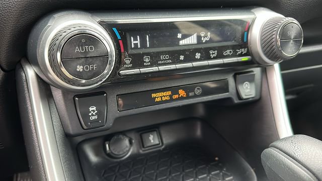 Used 2020 Toyota RAV4 XLE image 17