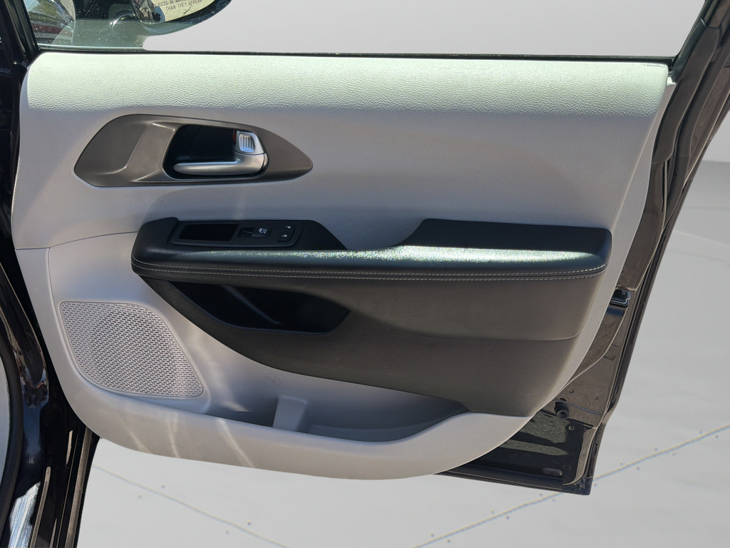 Used 2024 Chrysler Pacifica Touring-L FWD image 24