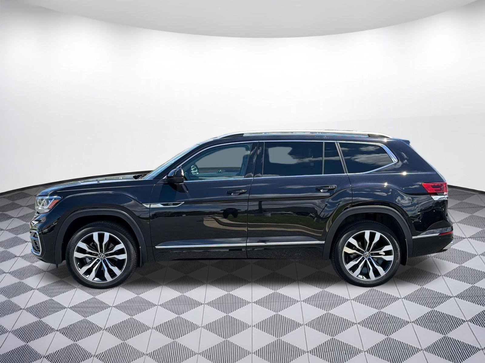 Certified 2023 Volkswagen Atlas SEL Premium AWD/4WD image 2