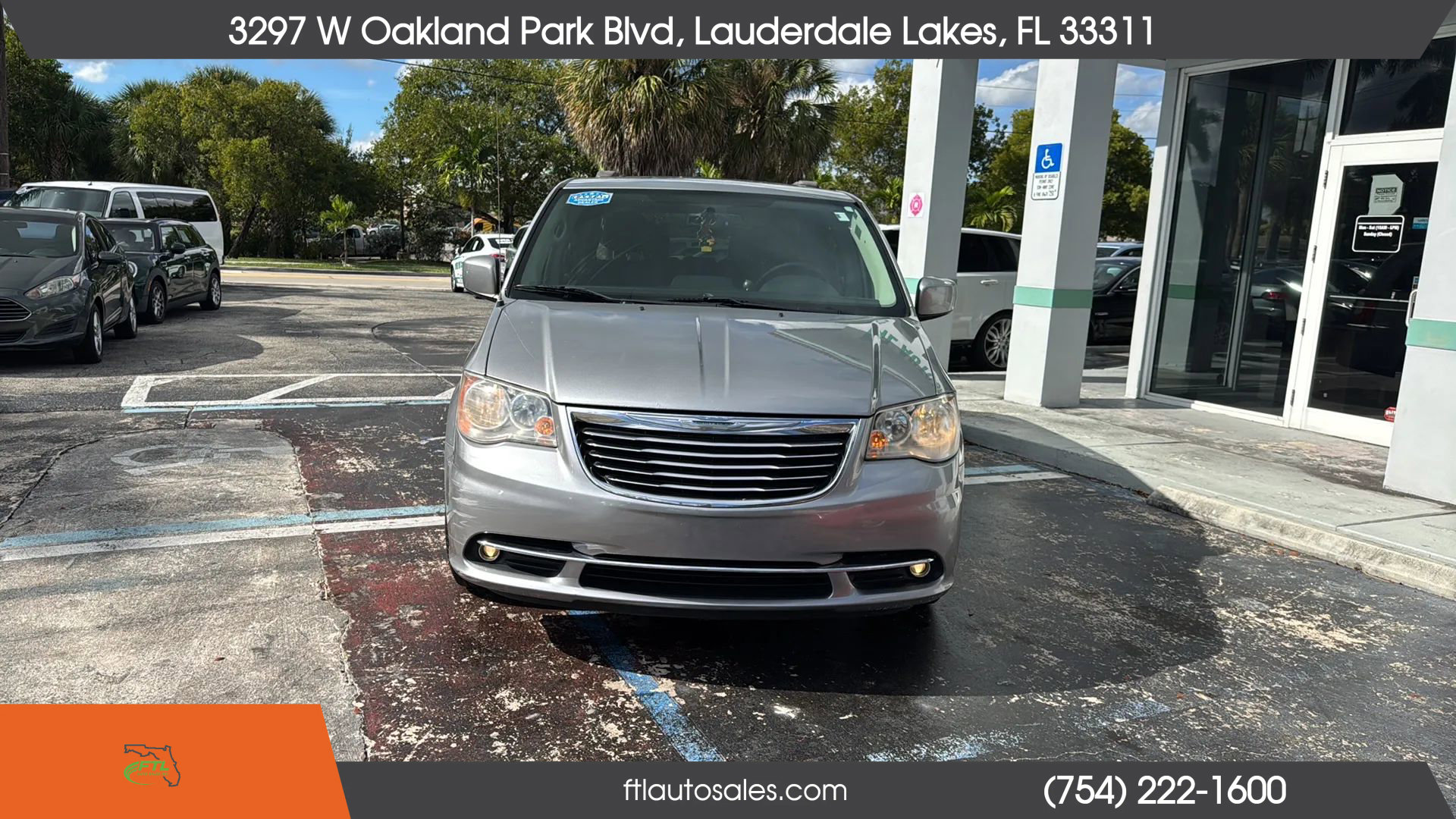 Used 2013 Chrysler Town & Country Touring image 5