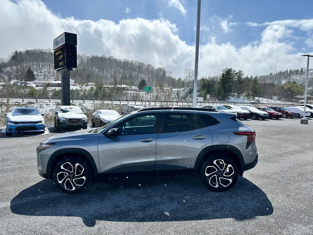 Used 2025 Chevrolet Trax RS w/ Sunroof Package image 4