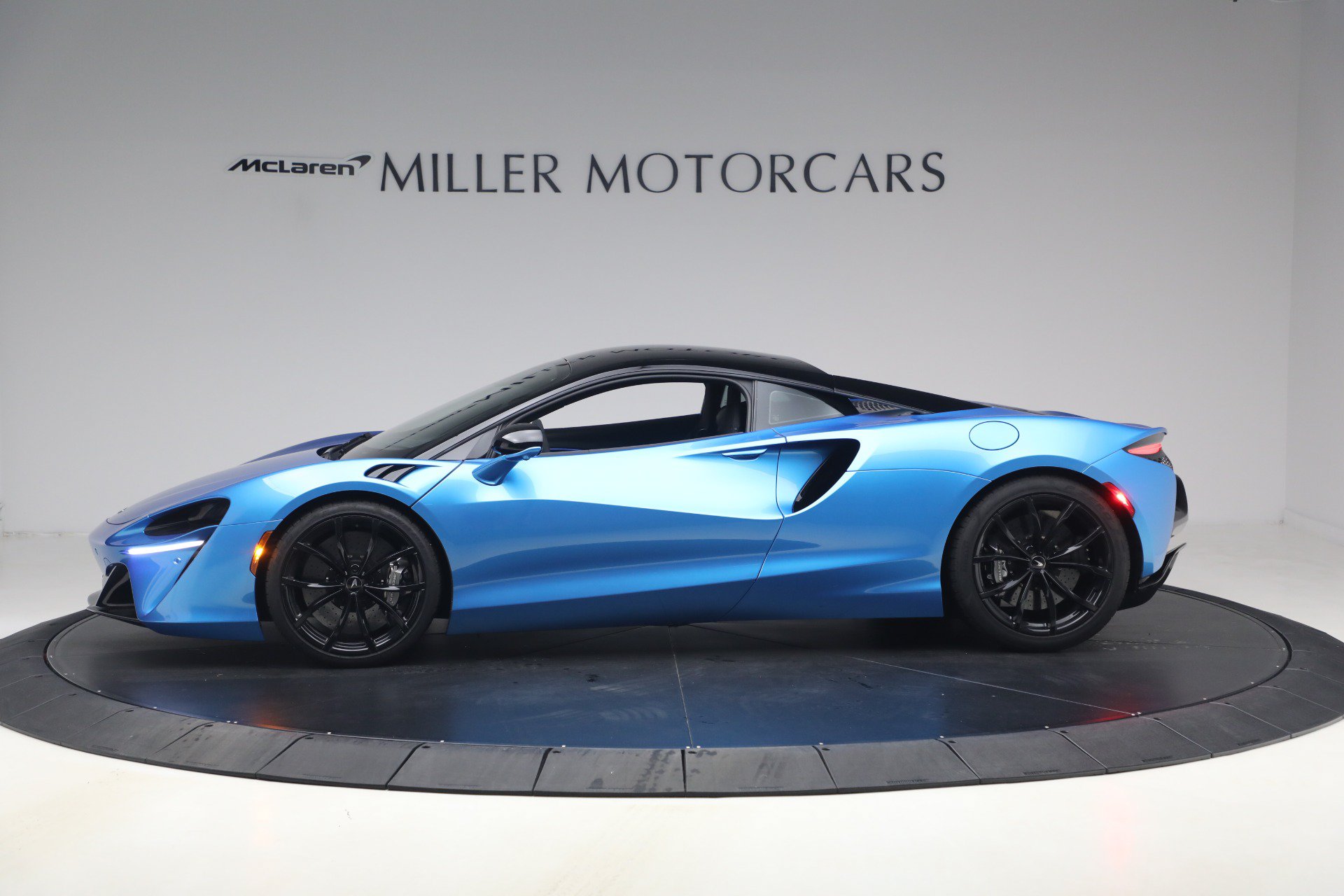 Used 2024 McLaren Artura RWD image 3
