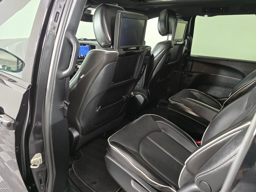 Used 2023 Chrysler Pacifica Limited w/ Uconnect Theater Family Group FWD image 33