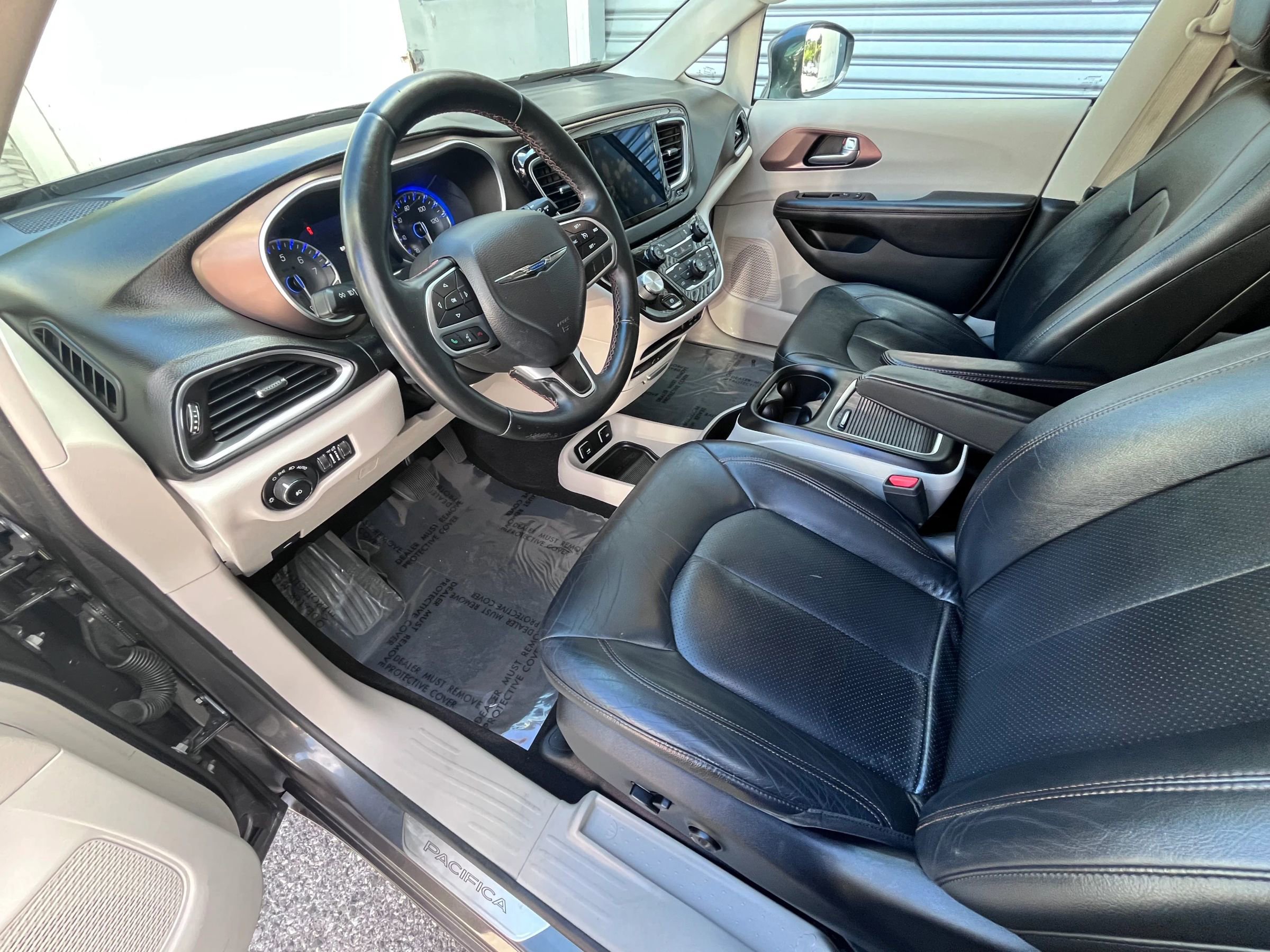 Used 2017 Chrysler Pacifica Touring-L Plus w/ Tire & Wheel Group FWD image 9