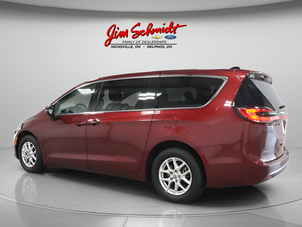 Used 2023 Chrysler Pacifica Touring-L FWD image 4