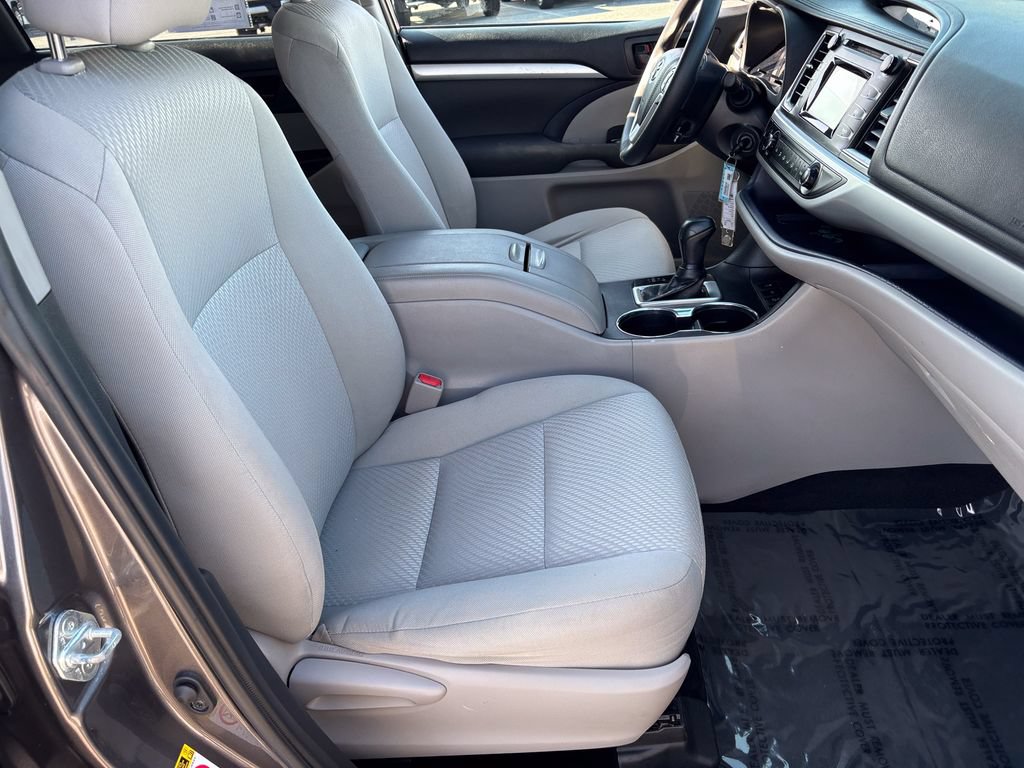 Used 2019 Toyota Highlander LE AWD/4WD image 27