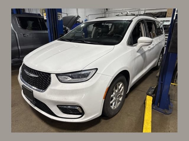 Used 2022 Chrysler Pacifica Touring-L w/ Uconnect Theater Family Group FWD image 1