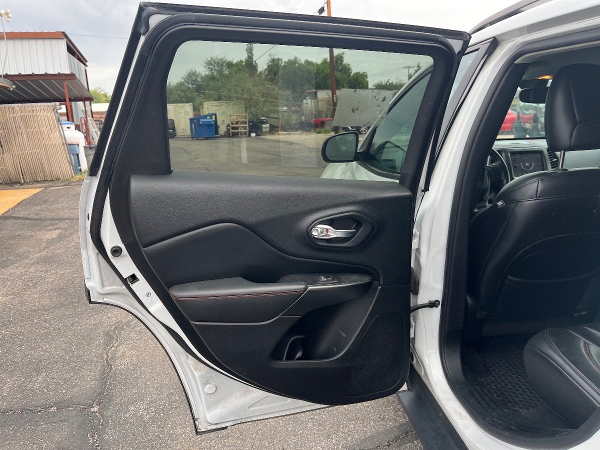 Used 2019 Jeep Cherokee Trailhawk w/ Comfort/Convenience Group AWD/4WD image 14
