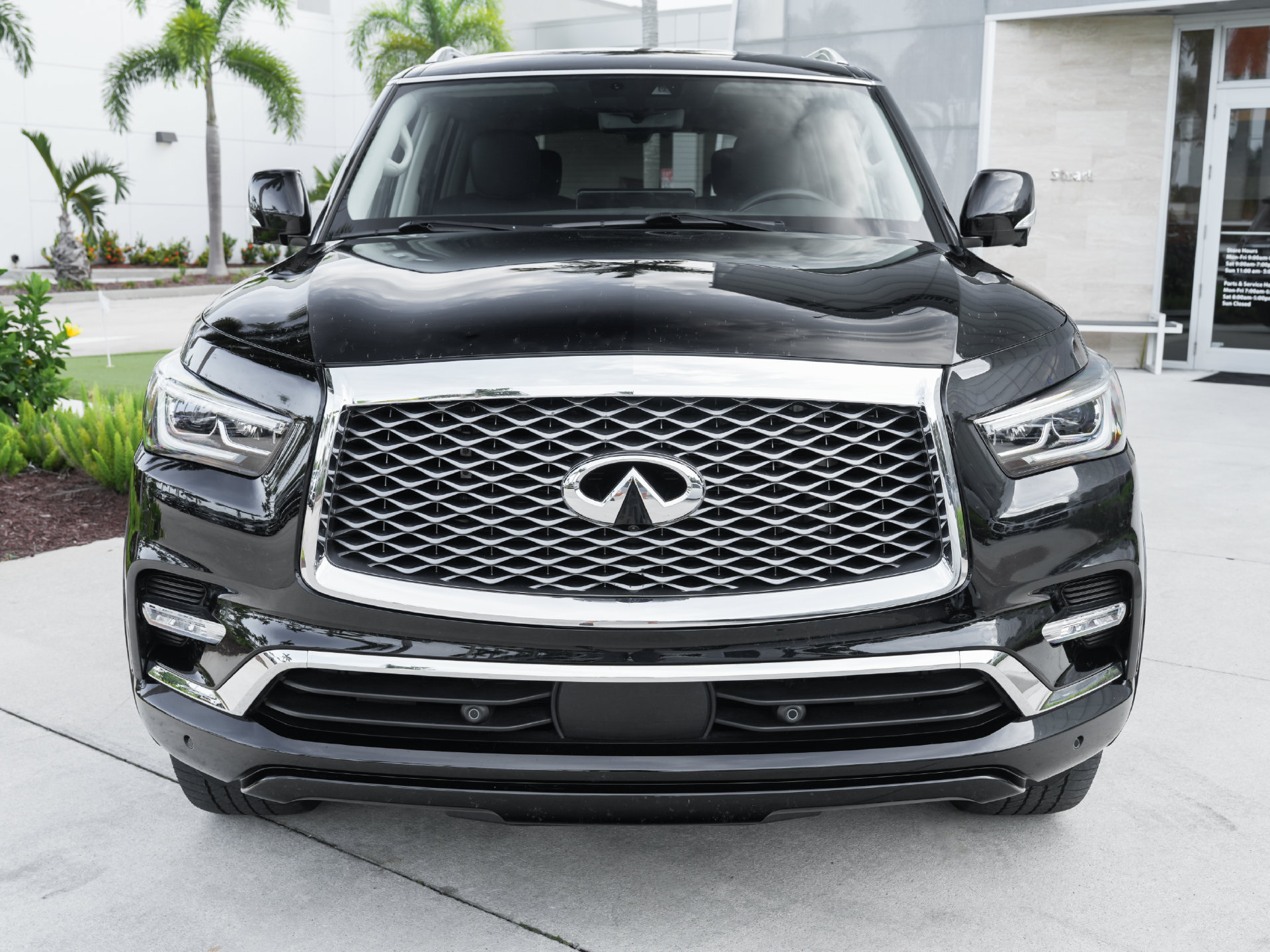 Used 2023 INFINITI QX80 Luxe w/ Cargo Package RWD image 5