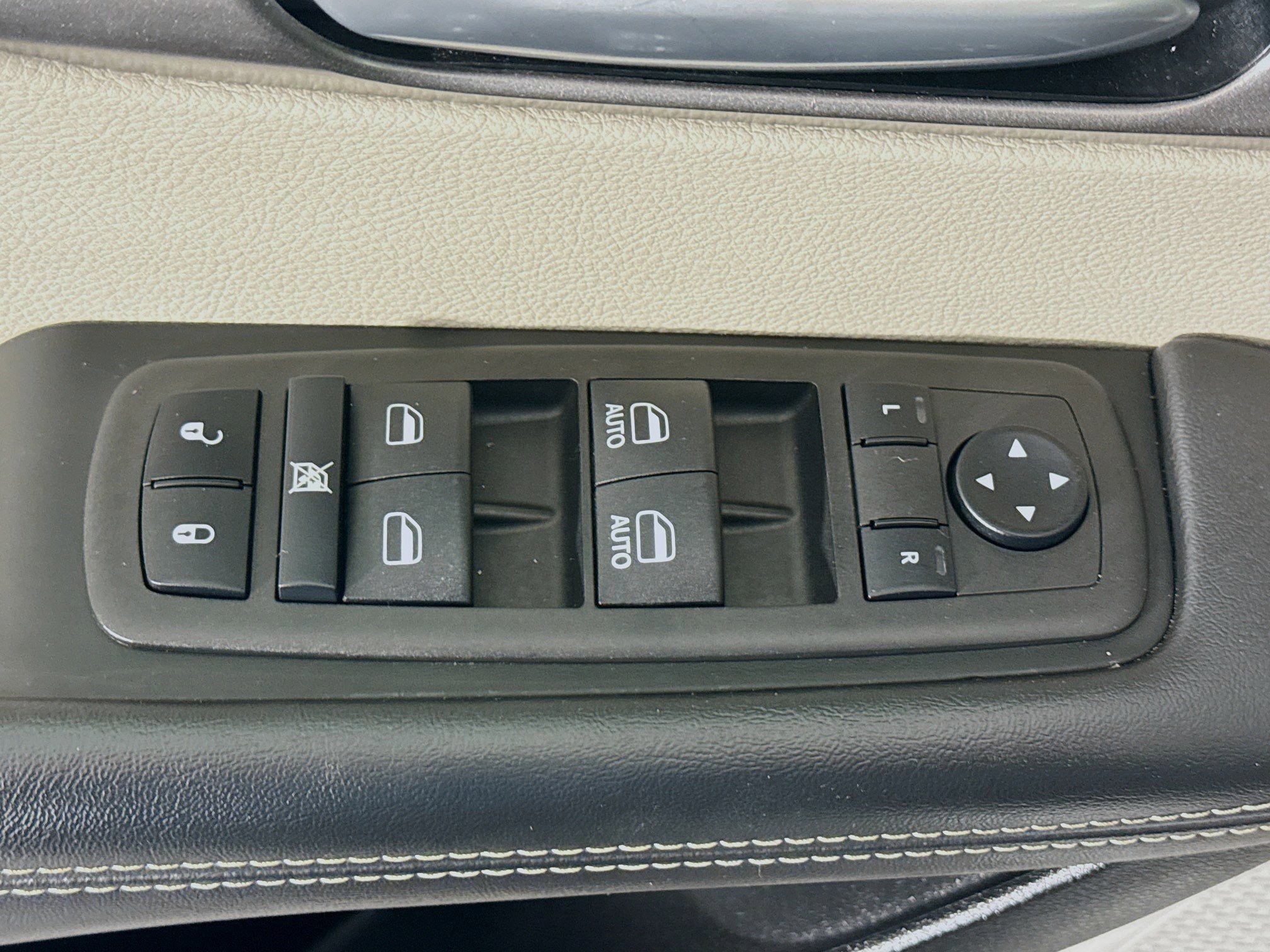 Used 2024 Chrysler Pacifica Touring-L FWD image 24