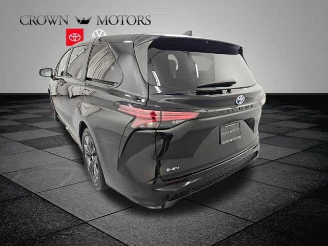 Used 2025 Toyota Sienna XSE FWD image 4