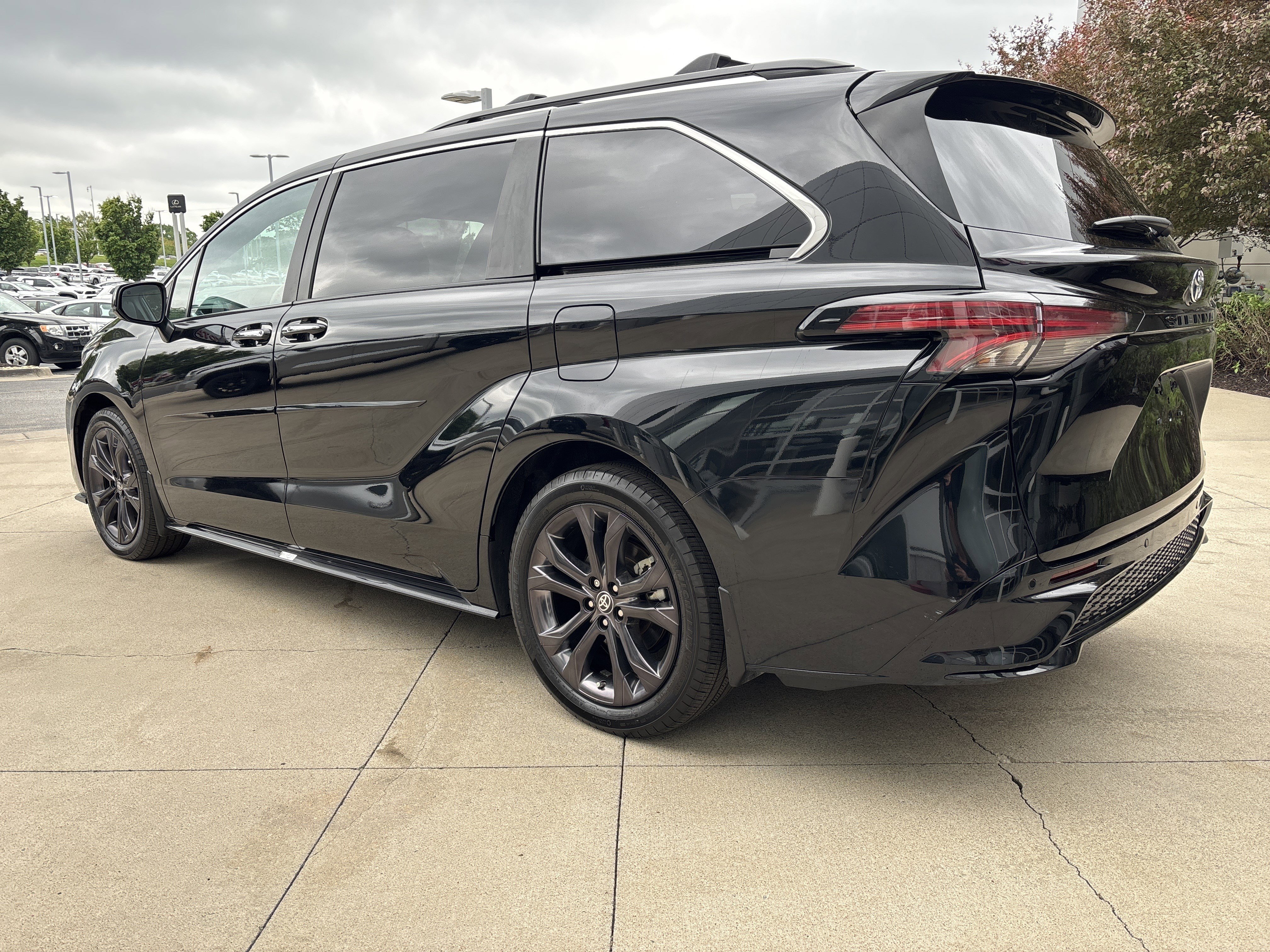 Used 2024 Toyota Sienna XSE FWD image 7