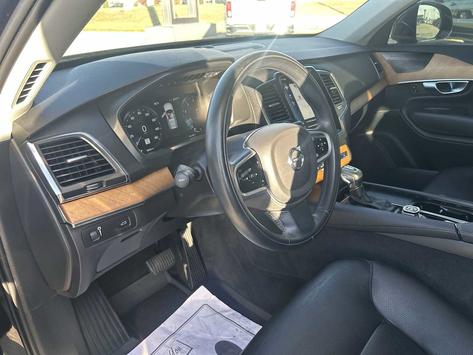 Used 2022 Volvo XC90 T6 Momentum w/ Climate Package image 10