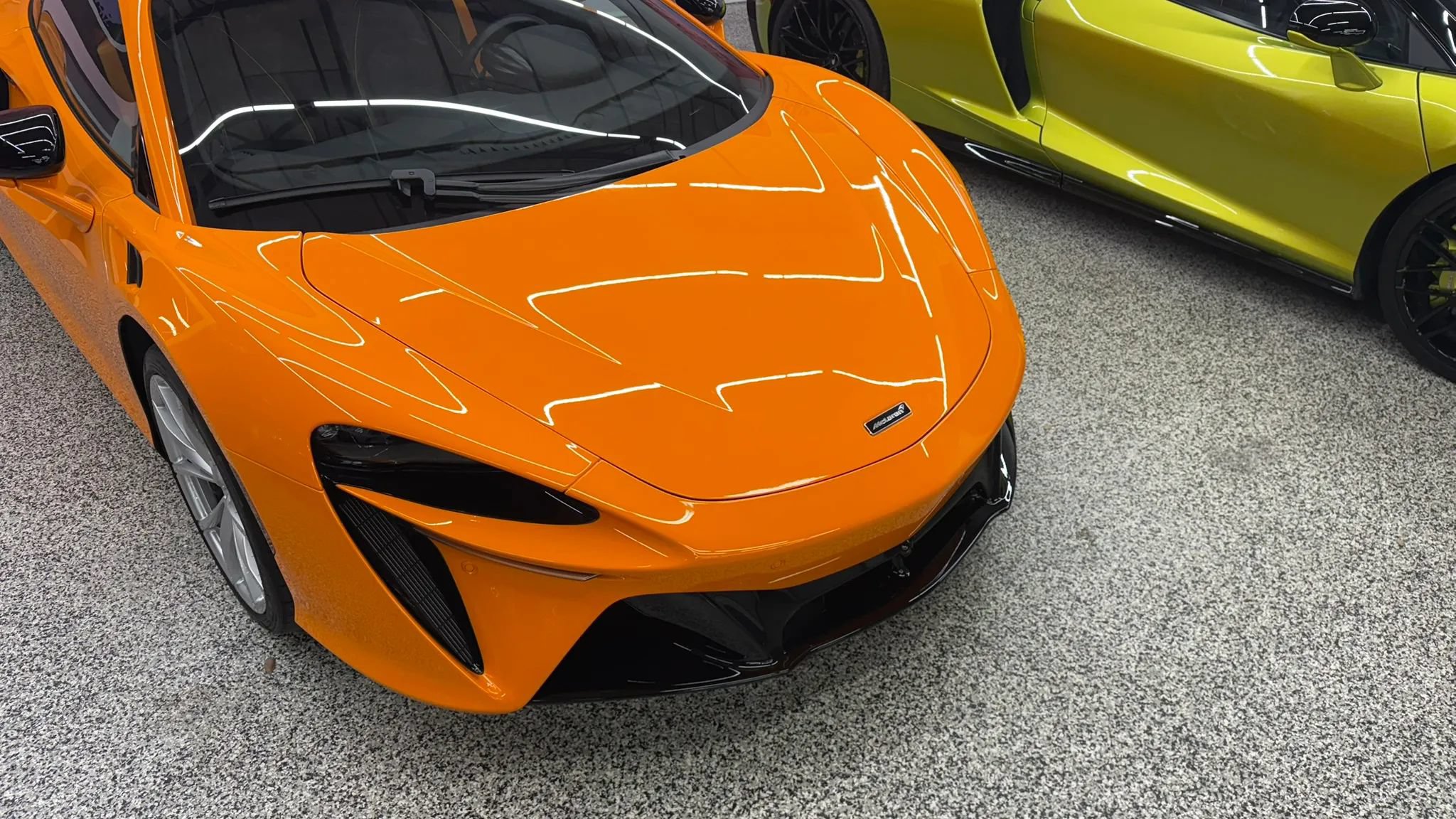 Used 2023 McLaren Artura RWD image 4