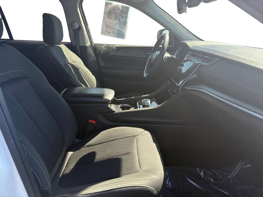 Used 2024 Jeep Grand Cherokee Laredo RWD image 17