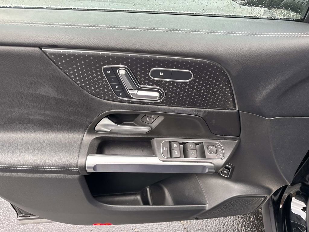 Used 2025 Mercedes-Benz GLB 250 4MATIC image 16