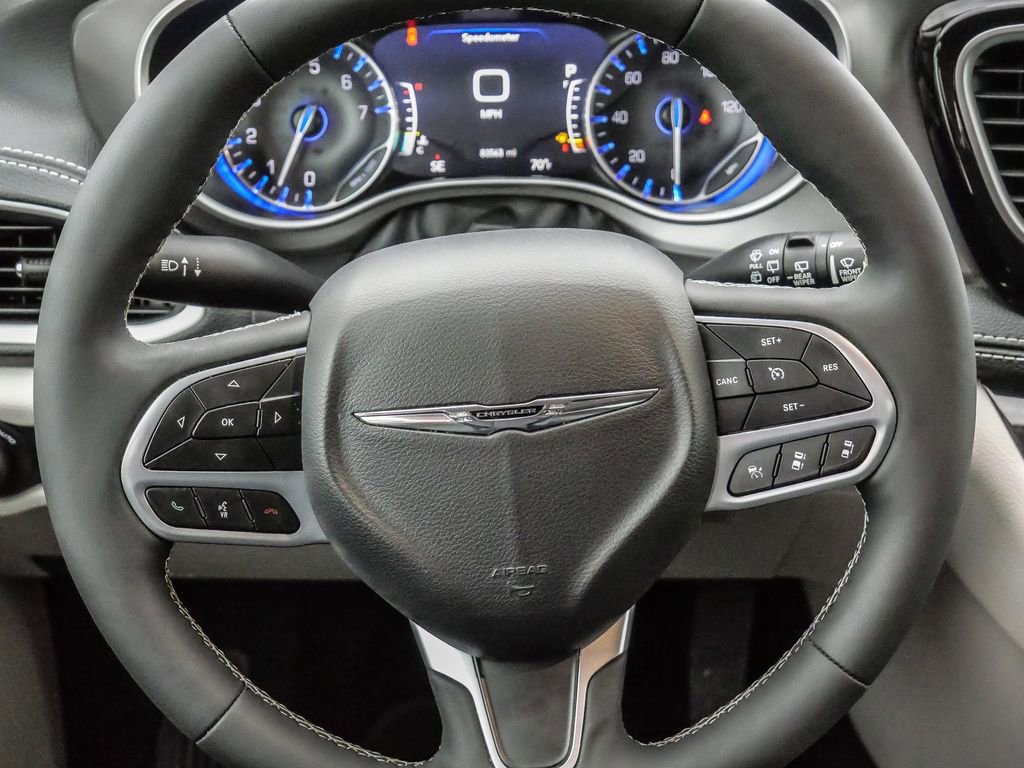 Used 2024 Chrysler Pacifica Touring-L image 27