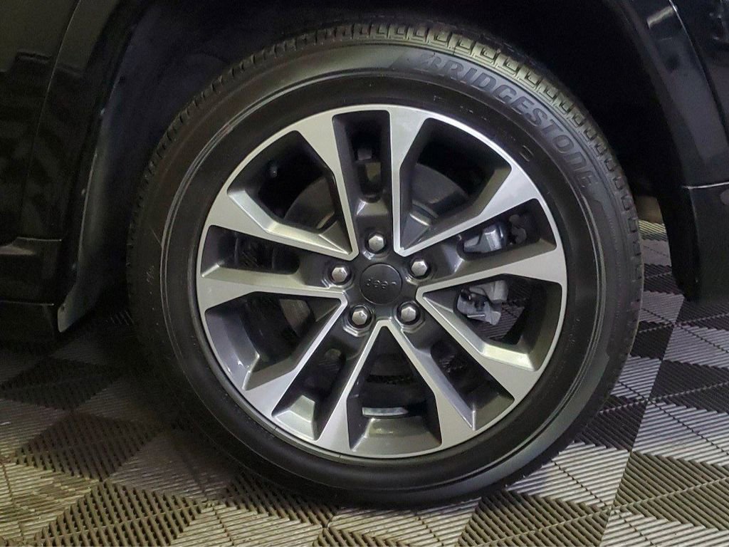 Used 2022 Jeep Grand Cherokee Overland w/ Luxury Tech Group IV AWD/4WD image 5