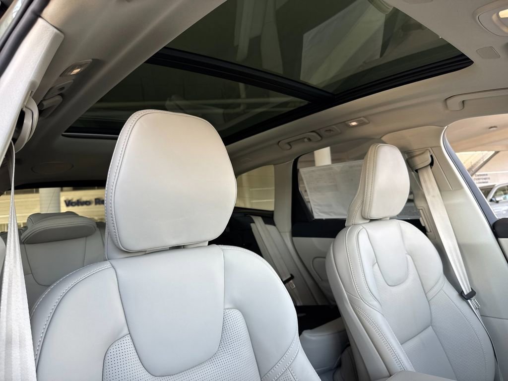 New 2026 Volvo XC60 T8 Ultra w/ Climate Package PRO image 16