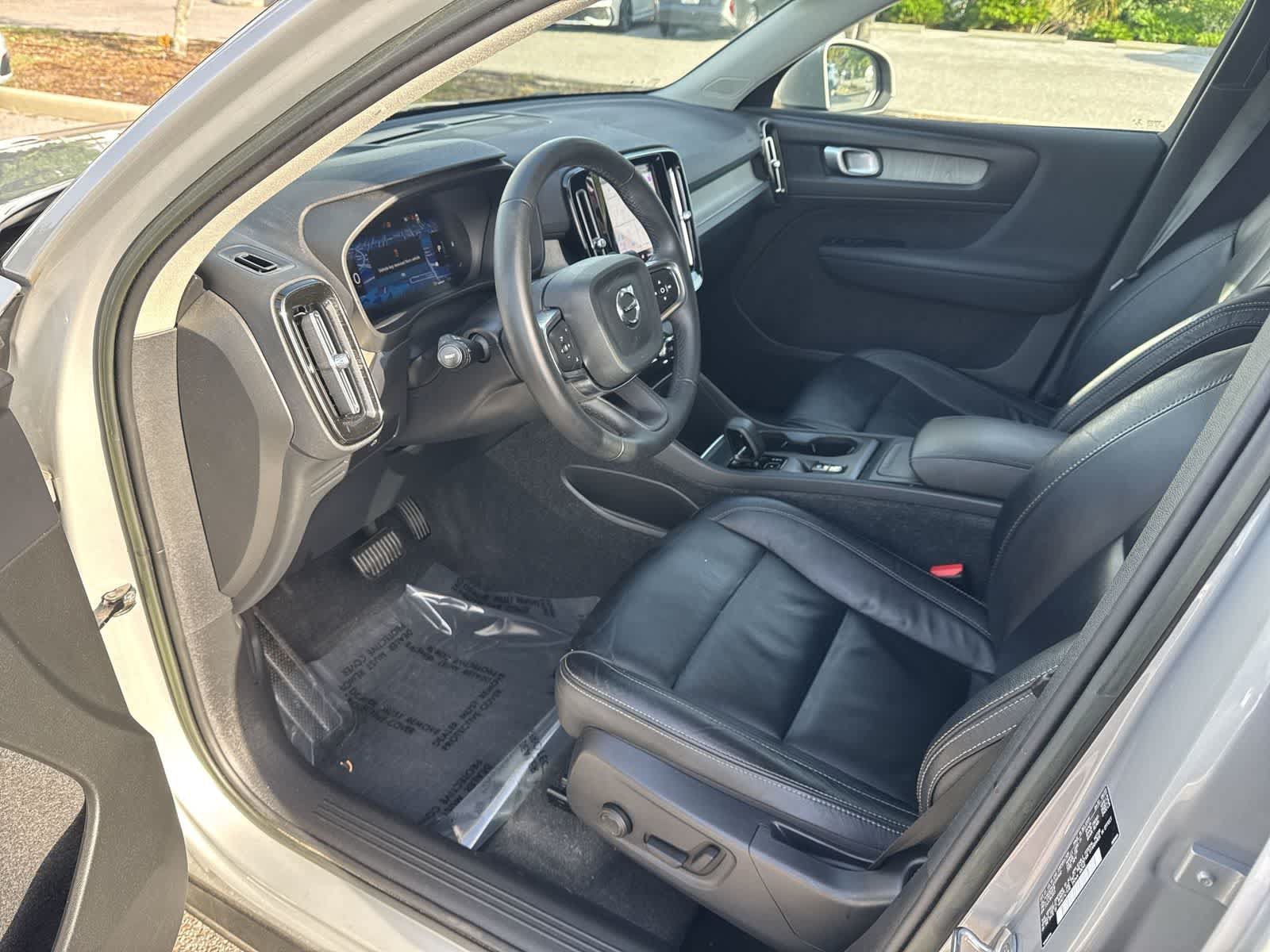 Used 2023 Volvo XC40 B4 Core w/ Convenience Package FWD image 10