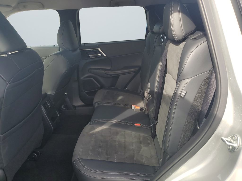 Used 2024 Mitsubishi Outlander SE image 10