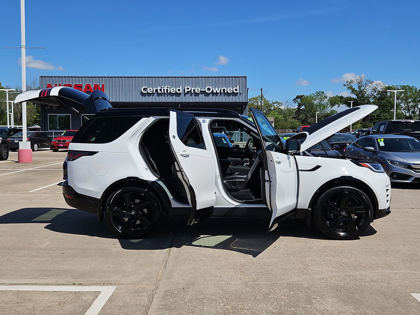Used 2023 Land Rover Discovery Metropolitan Edition image 12