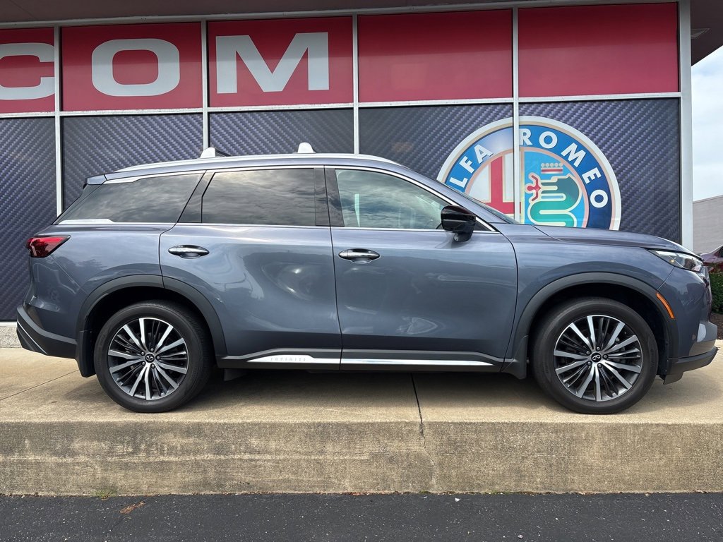 Used 2023 INFINITI QX60 Sensory w/ Cargo Package image 2