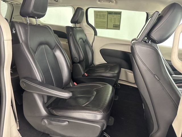 Used 2022 Chrysler Pacifica Touring-L w/ Uconnect Theater Family Group image 26