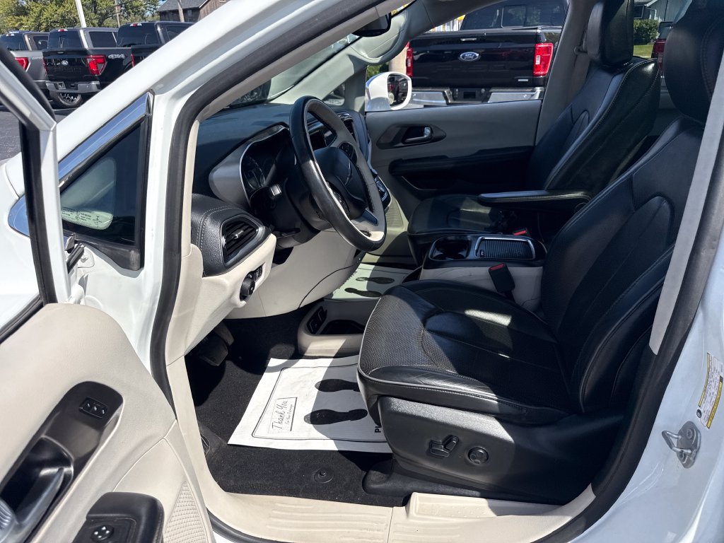 Used 2018 Chrysler Pacifica Limited FWD image 18