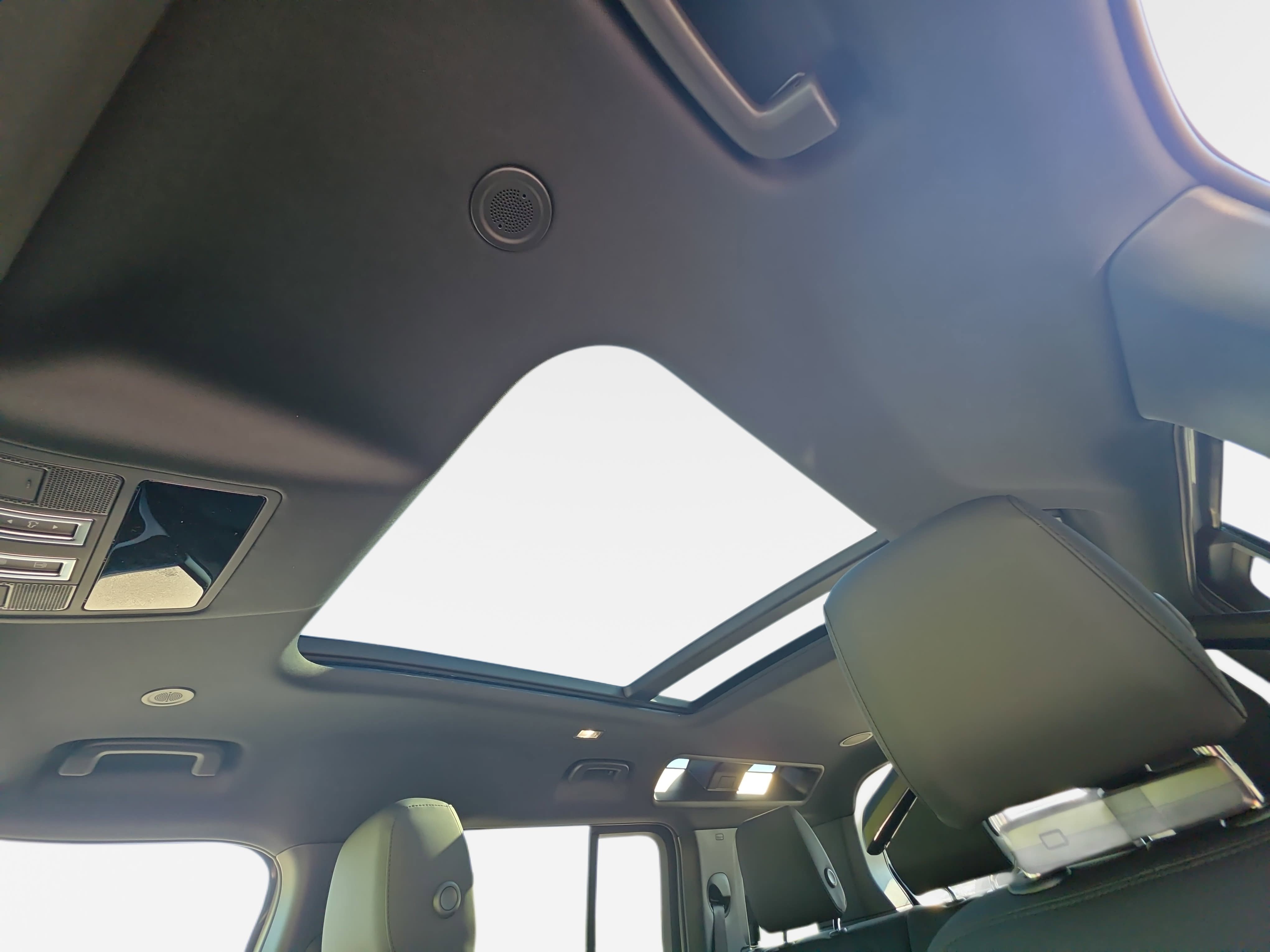 New 2026 Land Rover Defender 110 X-Dynamic SE AWD/4WD image 29
