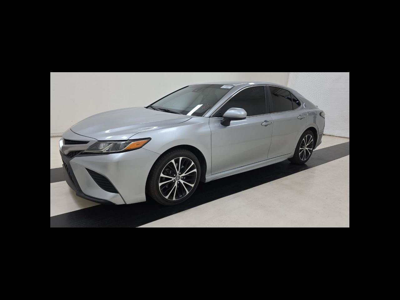 Used 2018 Toyota Camry SE FWD image 1