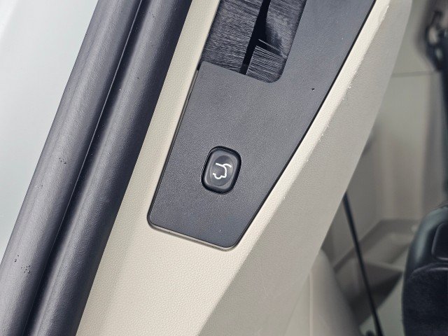 Used 2015 Chrysler Town & Country Limited FWD image 19