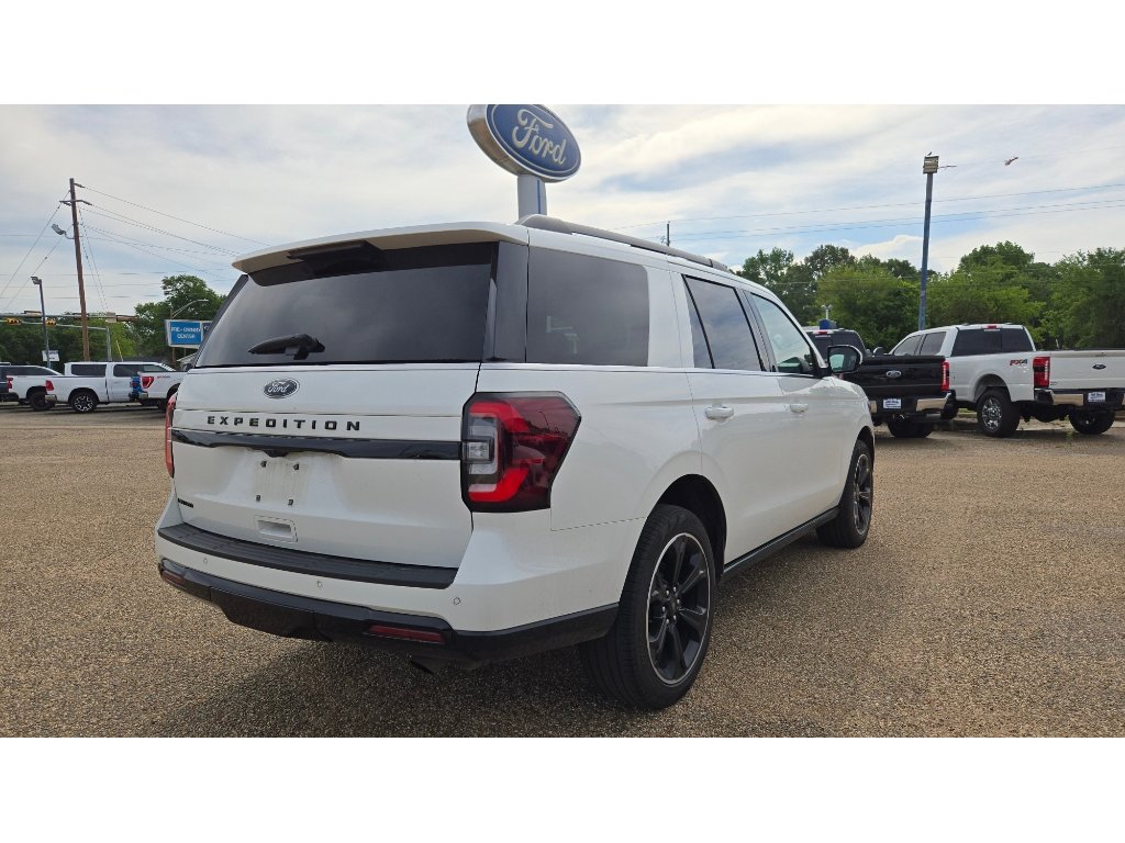Used 2024 Ford Expedition Limited image 5