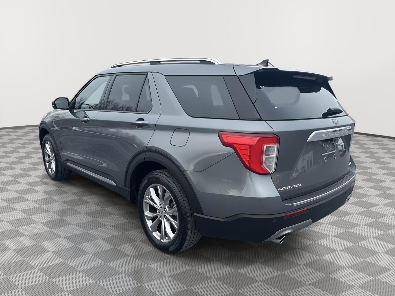 Used 2022 Ford Explorer Limited w/ Equipment Group 301A image 3