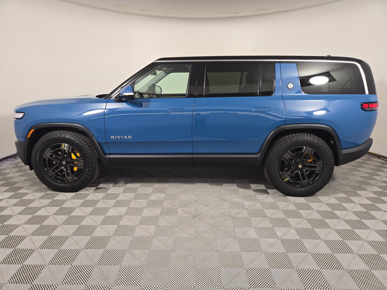 Used 2023 Rivian R1S Adventure AWD/4WD image 2