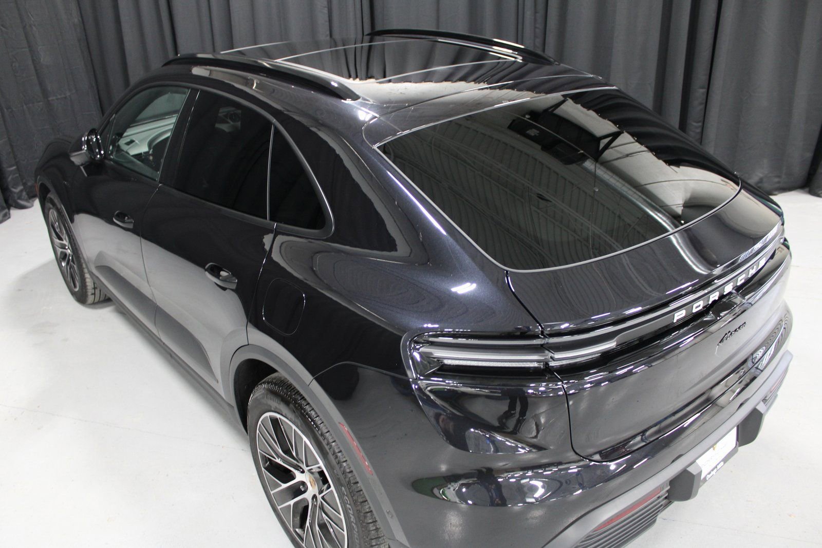 Certified 2025 Porsche Macan Electric image 8