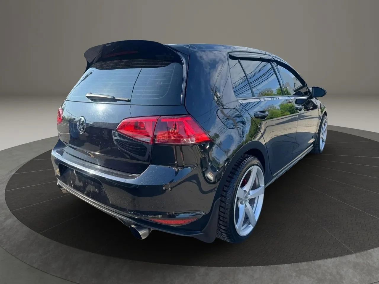 Used 2017 Volkswagen GTI SE FWD image 5