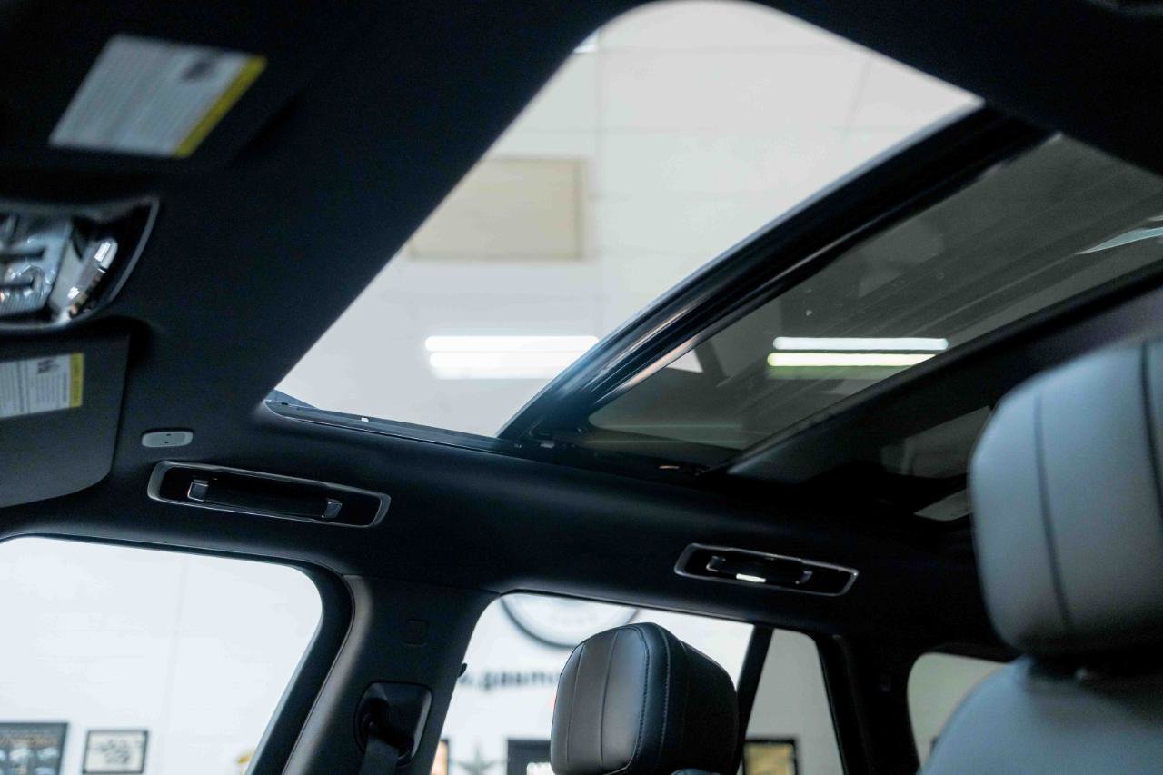 Used 2025 Land Rover Range Rover SE image 92