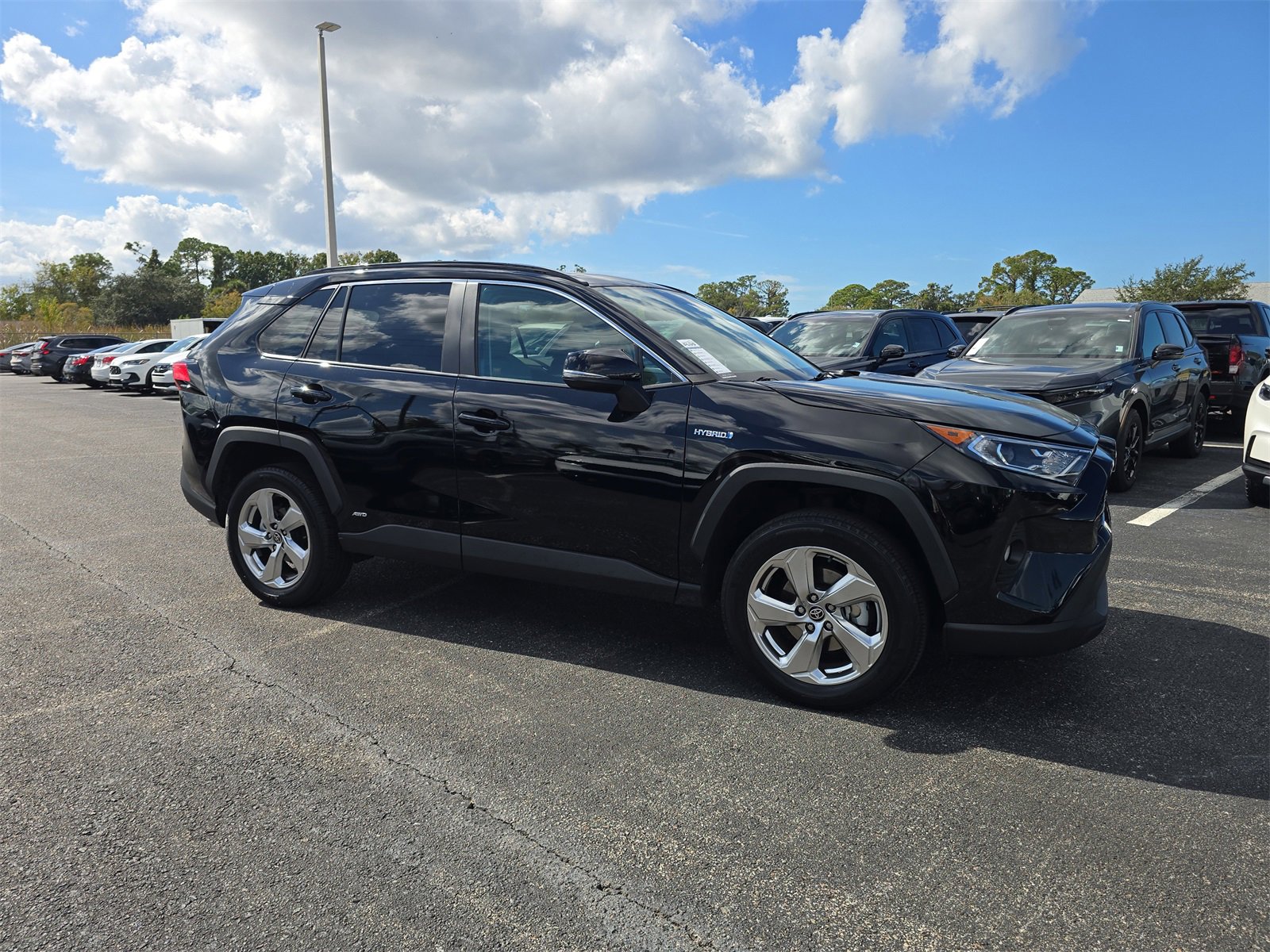 Used 2021 Toyota RAV4 XLE Premium image 2