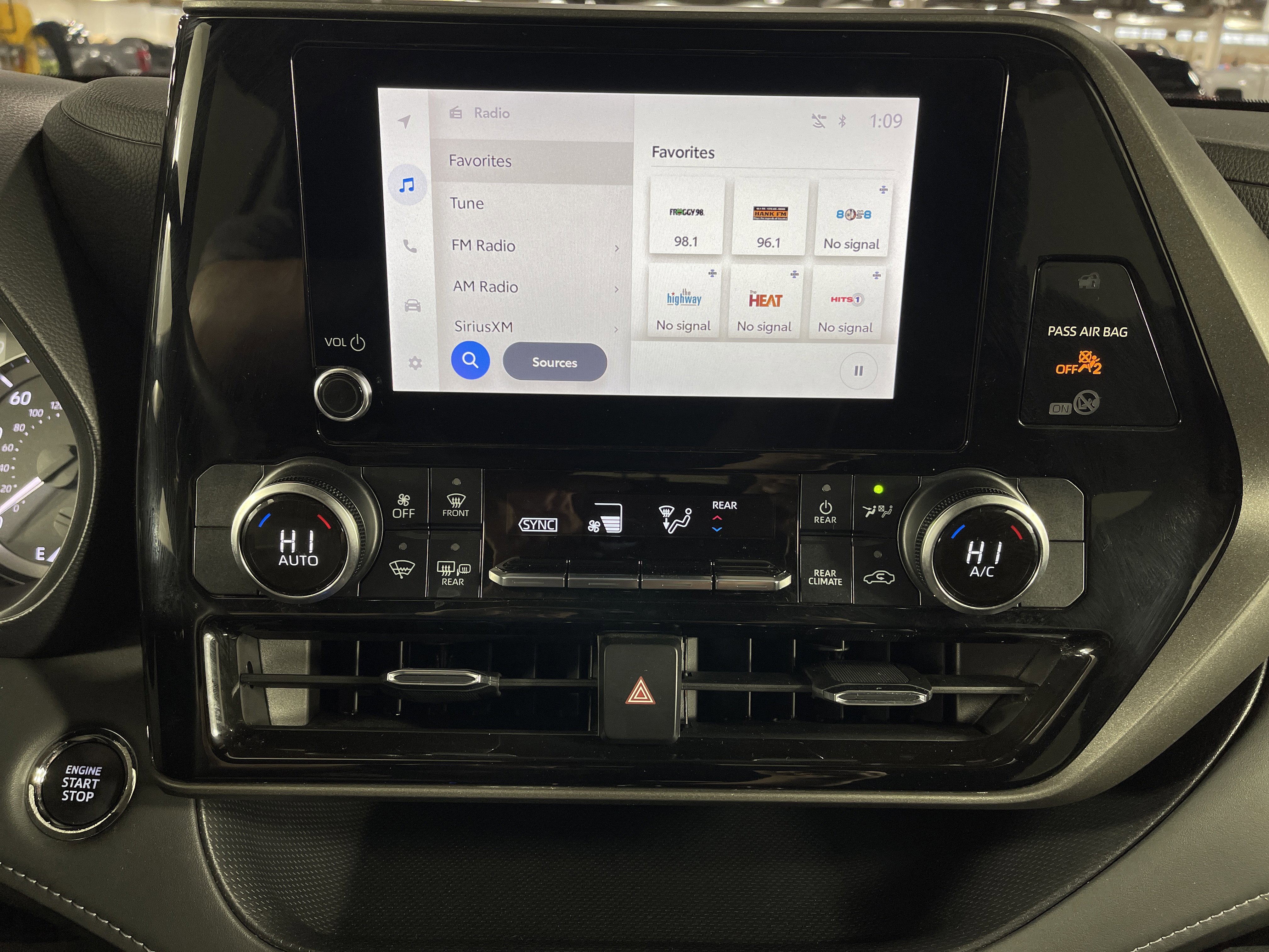 Used 2023 Toyota Highlander LE image 22