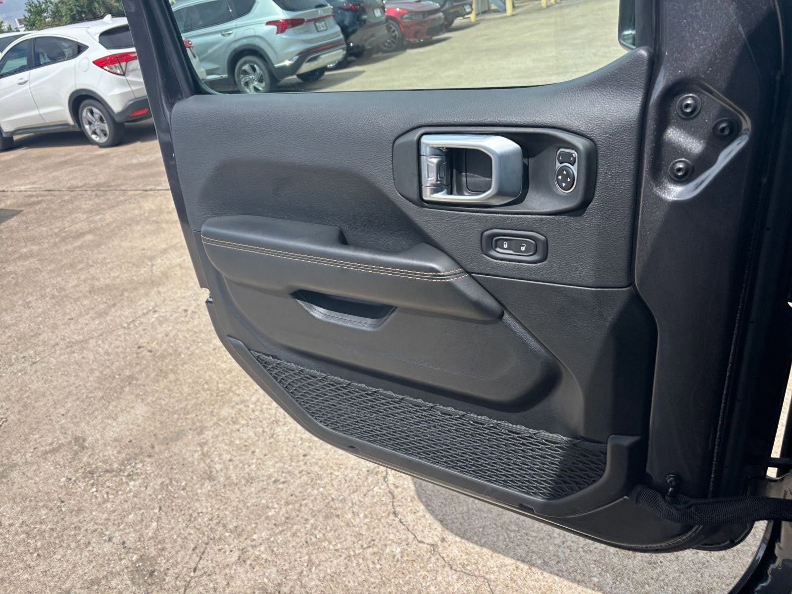 Used 2025 Jeep Wrangler Sahara image 20