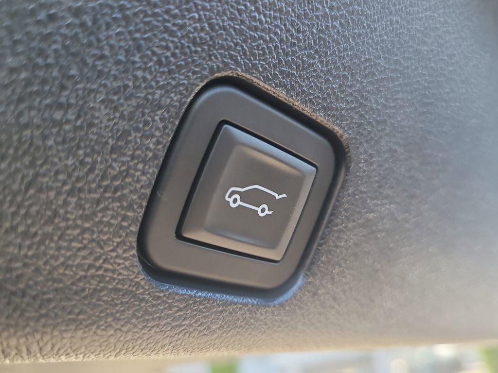 Used 2025 Chevrolet Traverse LT FWD image 8
