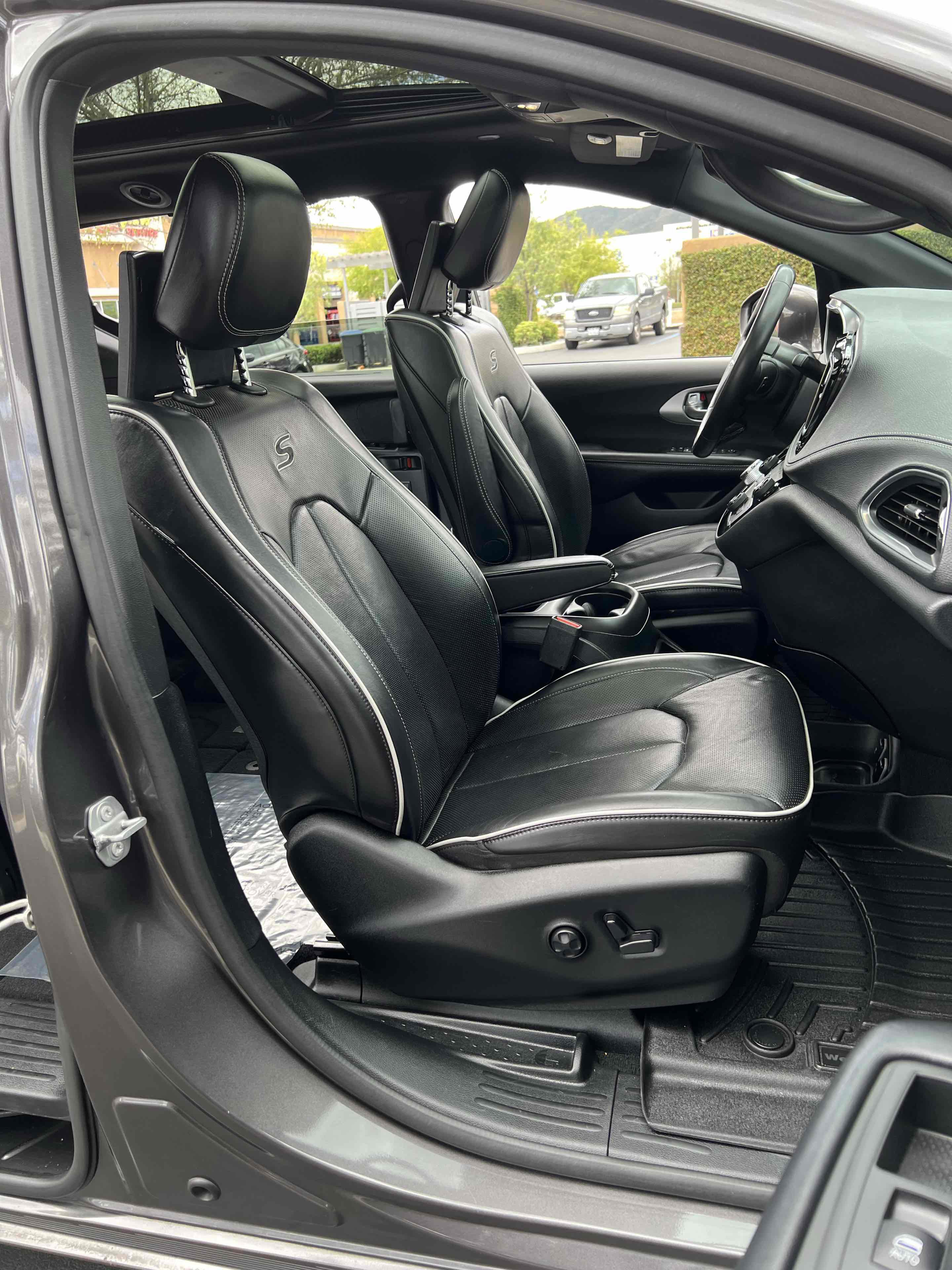 Used 2019 Chrysler Pacifica Limited w/ Advanced Safetytec Group FWD image 40