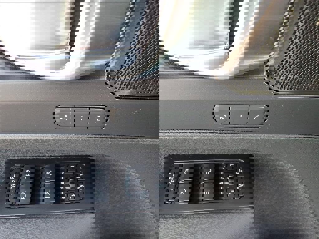 Used 2021 Volvo XC40 T5 R-Design w/ Climate Package image 16