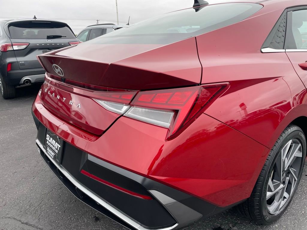 Used 2025 Hyundai Elantra SEL FWD image 30