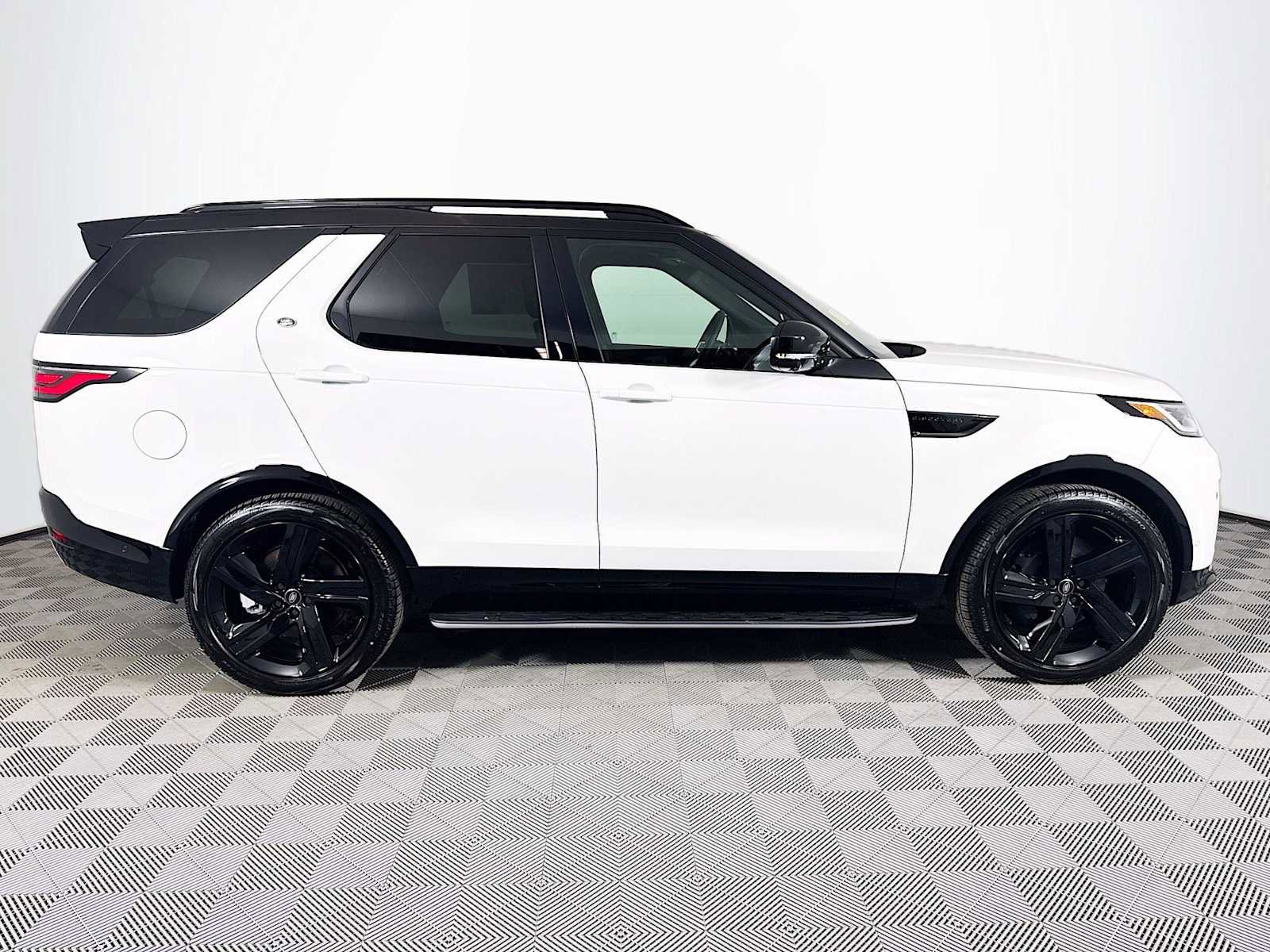 New 2025 Land Rover Discovery Dynamic SE image 3