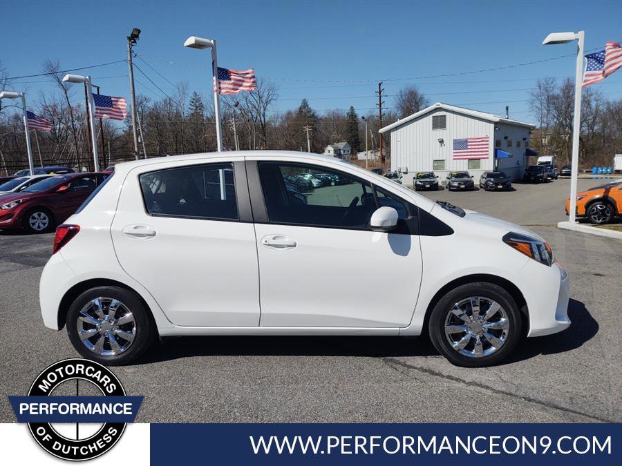 Used 2017 Toyota Yaris L w/ Carpet Mat Package FWD image 2