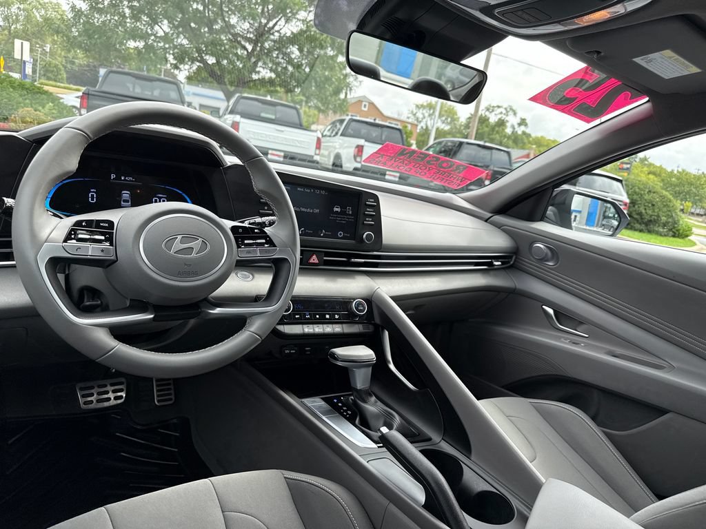 Certified 2025 Hyundai Elantra Sport FWD image 23