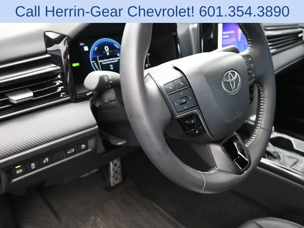 Used 2025 Toyota Camry SE image 12